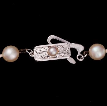 PÄRLCOLLIER, graderade, silverlås med pärldekor. 1900-talets senare hälft.