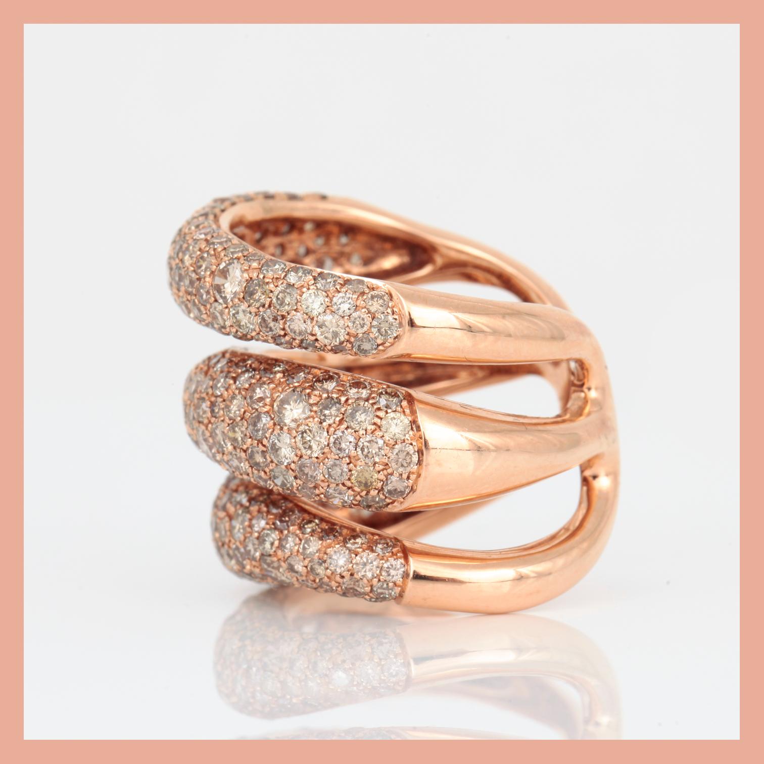 RING, 18K rosa guld med små bruna diamanter. Total vikt ca 19,00 g.