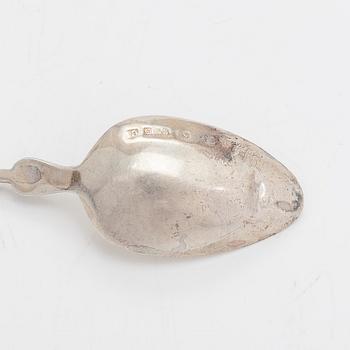 A set of 12 coffee spoons and sugar tongs in fitted case, silver import mark of Georg Edvard & Son, Glasgow 1900.