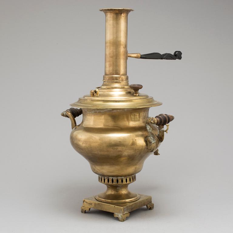 A RUSSIAN BRASS SAMOVAR, CA 1900.