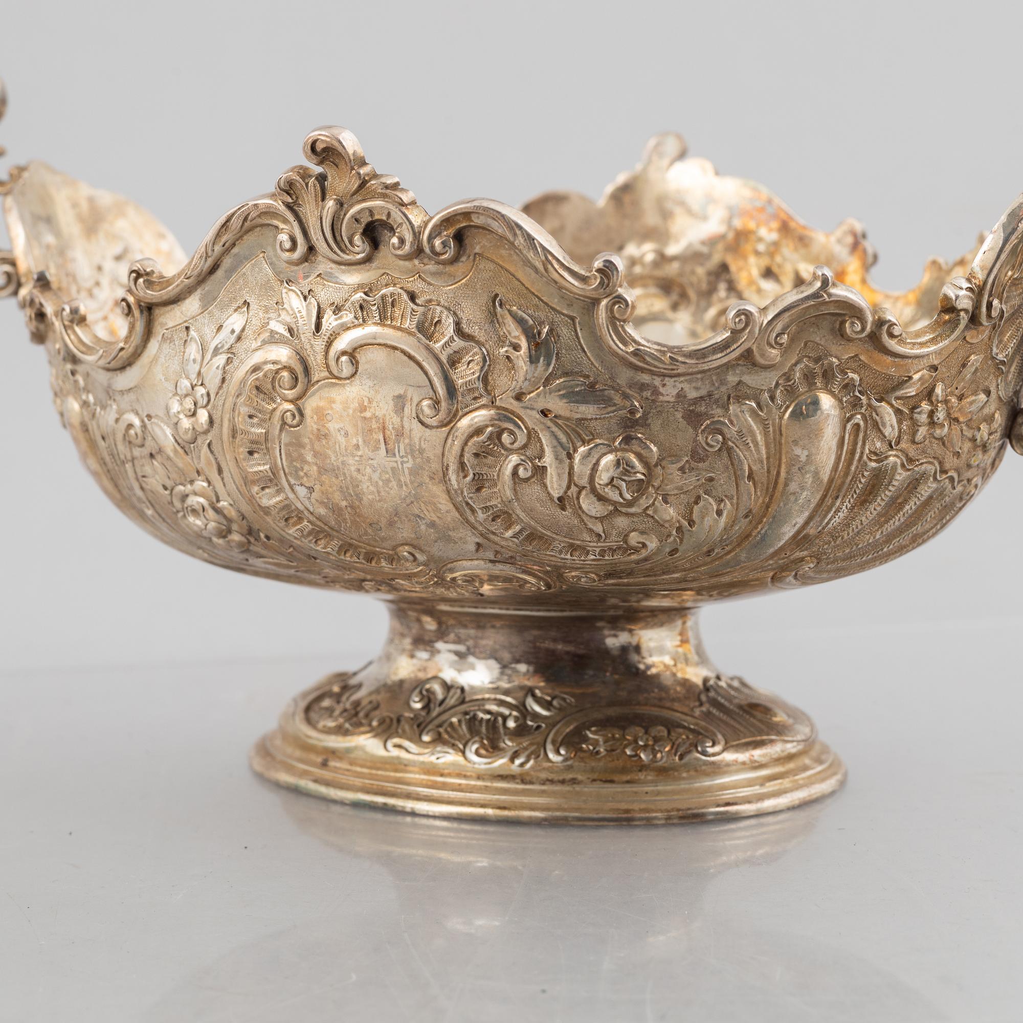 Walter & John Barnard, and Goldmisths & Silversmiths Co, a pair of silver bowls, London, England, 1894.