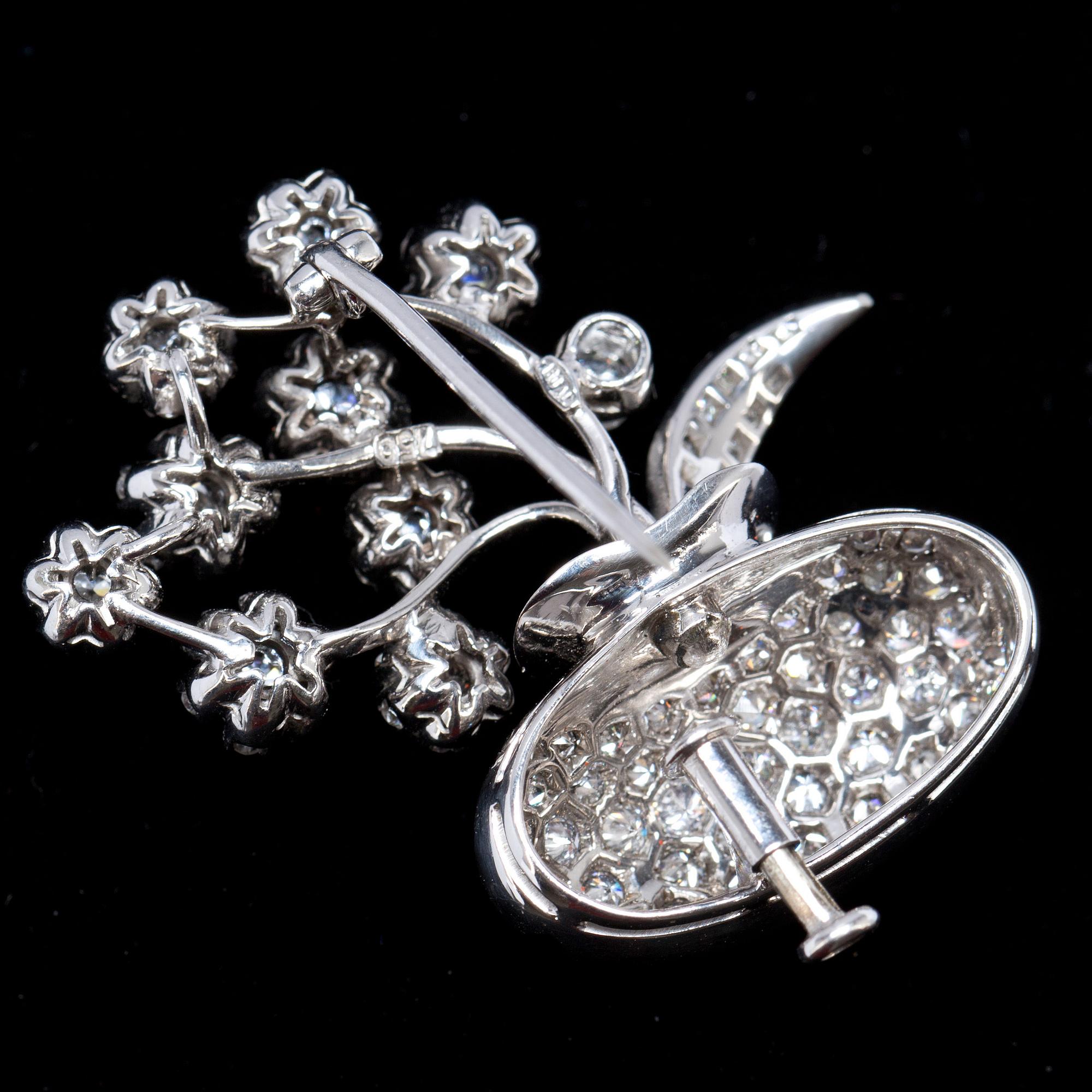 BROSCH, 14k vitguld, briljantslipade samt åttkantslipade diamanter ca 1.30 ct, Alessandria, Italien. Vikt ca 11 g.