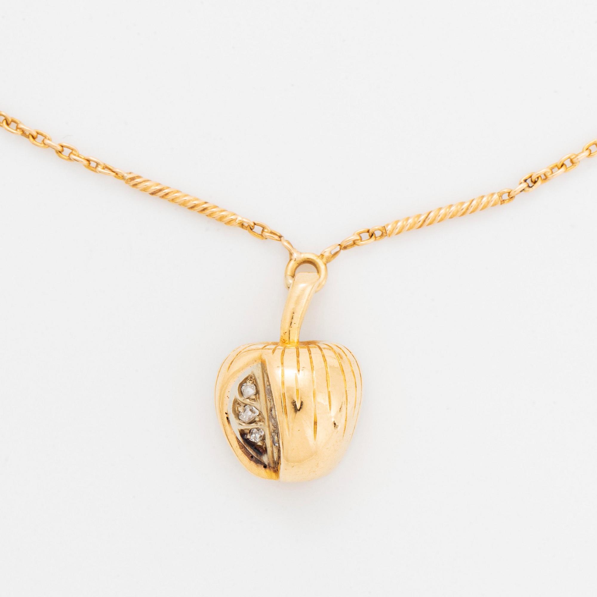 Hängsmycke 18K guld i form av ett äpple med gammalslipade diamanter.