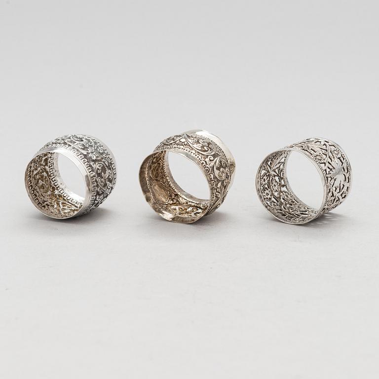 Silverföremål, 9 st: fat, tre servettringar och fem bägare, sannolikt Indien, 1900-tal.