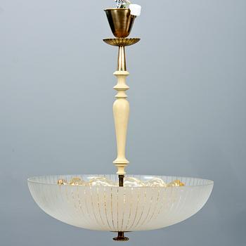 TAKLAMPA, glas. Orrefors. 1900-talets andra hälft. Diam 53, h ca 70.