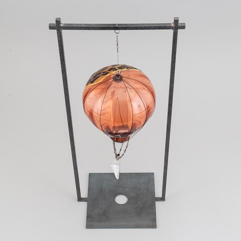 Kjell Engman, skulptur, glas, "Luftballong", signerad och numrerad 54/60.