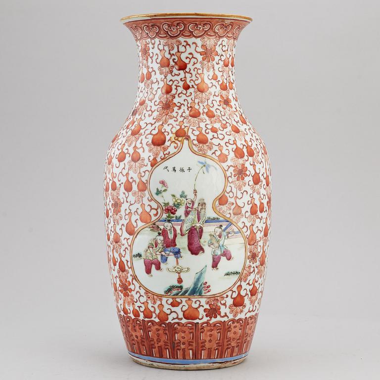 A large famille rose vase, Qing dynasty, late 19th century.