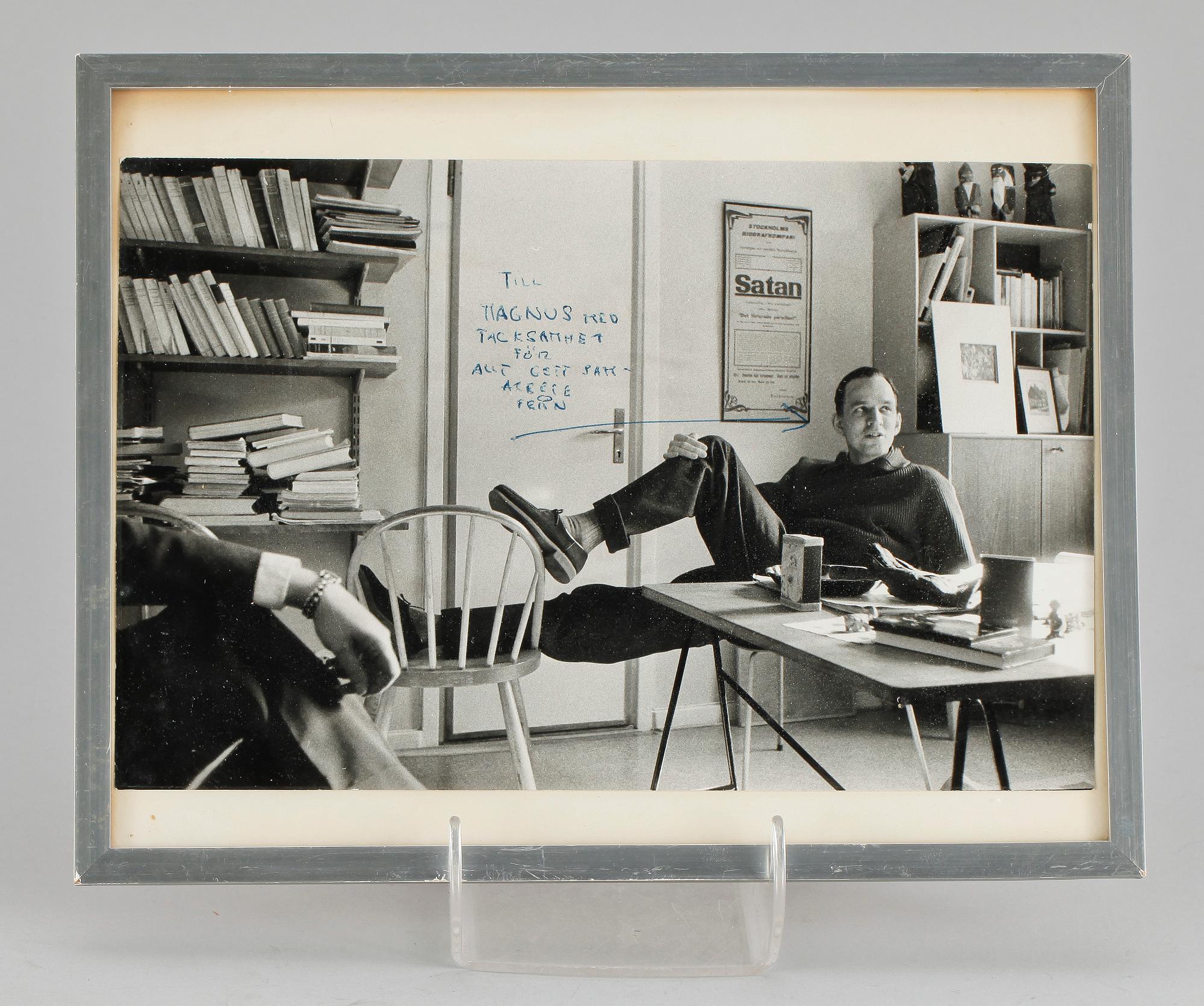 FOTOGRAFI, föreställande Ingmar Bergman. Med dedikation i bläck.