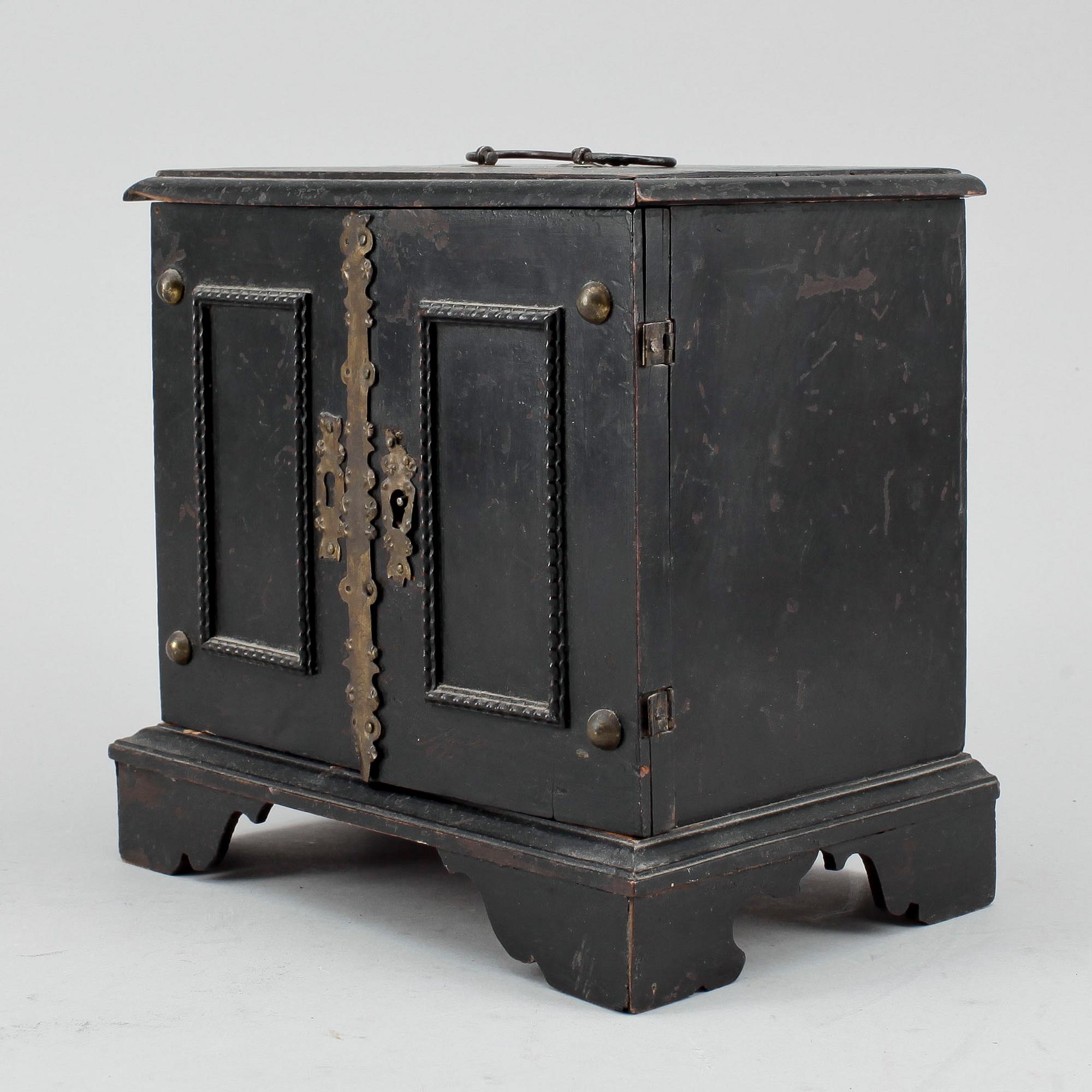 KABINETTSKÅP, i miniatyr. 1800-tal.