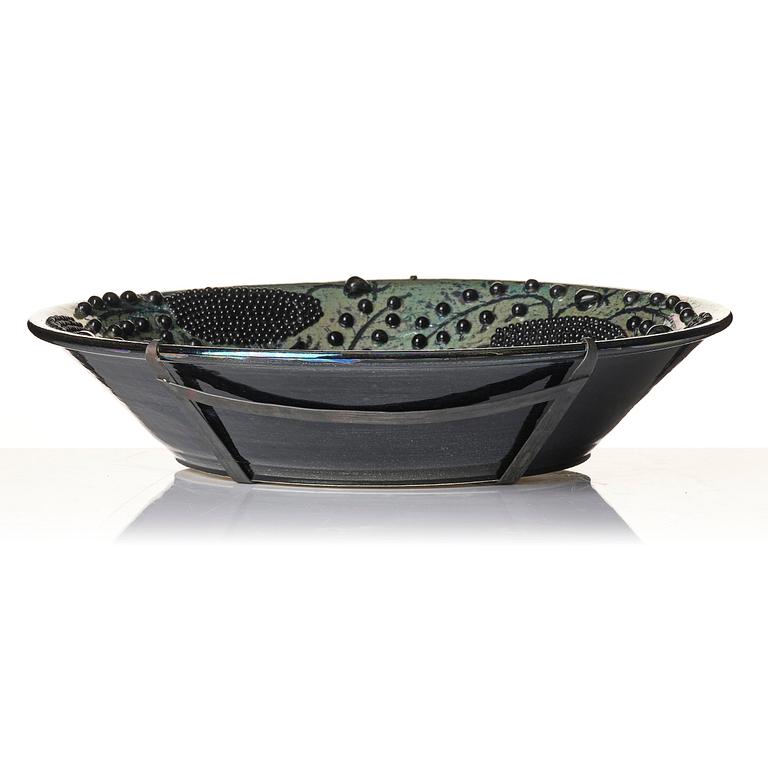 Birger Kaipiainen, a large decorative stoneware dish, Arabia, Finland, probably 1970s.