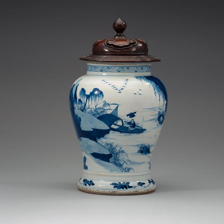 A blue and white urn, Qing dynasty, Kangxi (1662-1722).