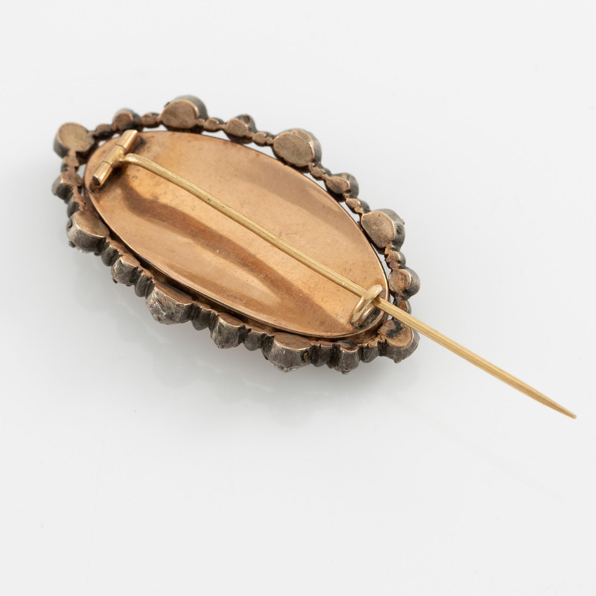 Brooch 14K gold and silver with old-cut diamonds and pearls.