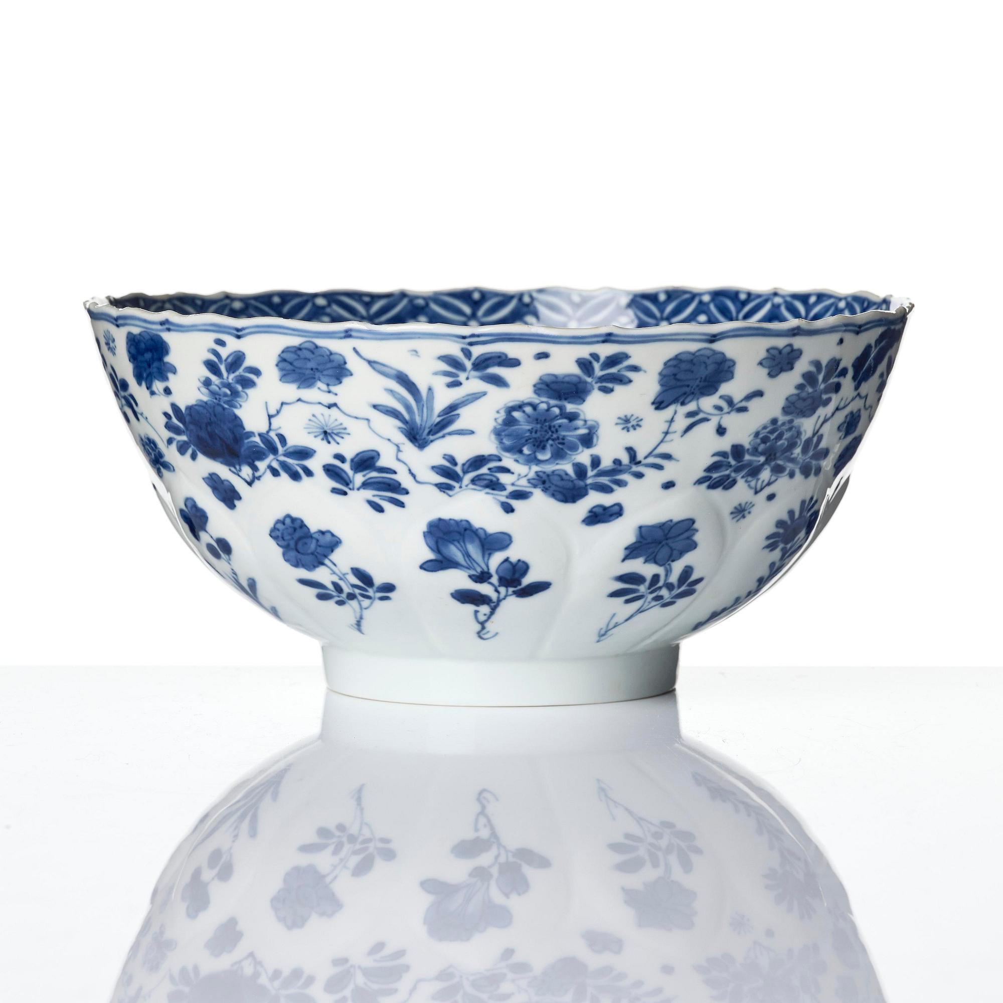 A blue and white 'floral' bowl, Qing dynasty, Kangxi (1662-1722).