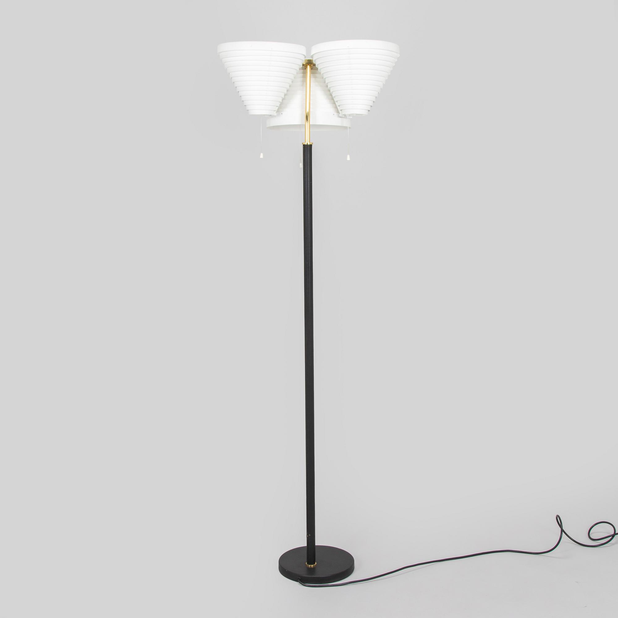 Alvar Aalto, golvlampa modell A809, Valaisinpaja 1900-talets slut.