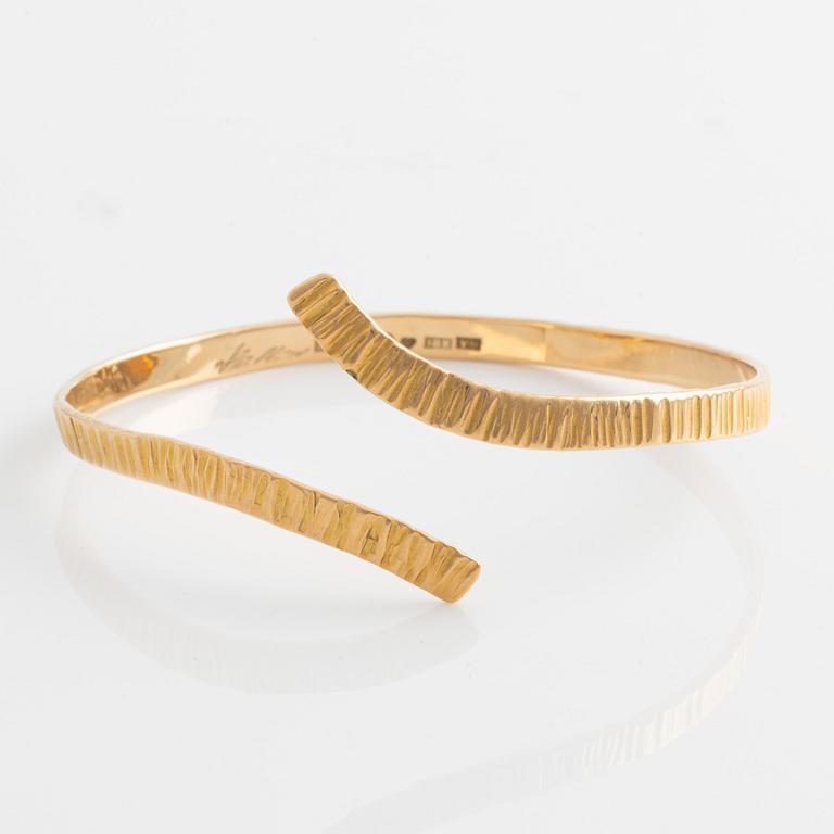 An 18K gold bracelet.