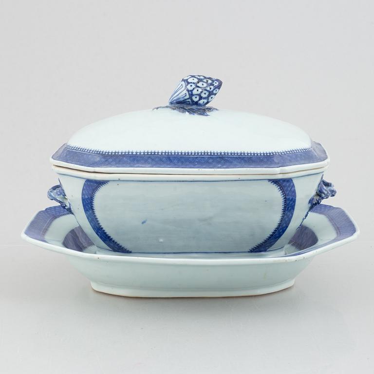 Terrin med lock och fat, kompaniporslin, Kina, Qingdynastin, Qianlong (1736-95).