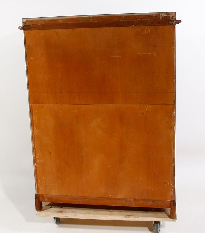 CHIFFONJÉ. Nyrenässansstil, 1900-tal.