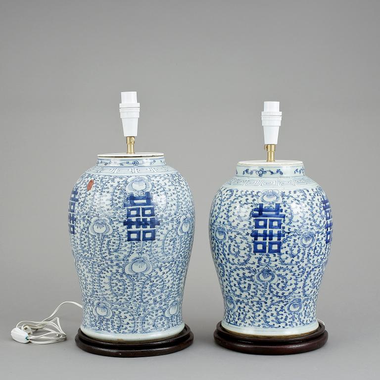 LAMPFÖTTER, ett par, porslin, Kina, 1800-tal.