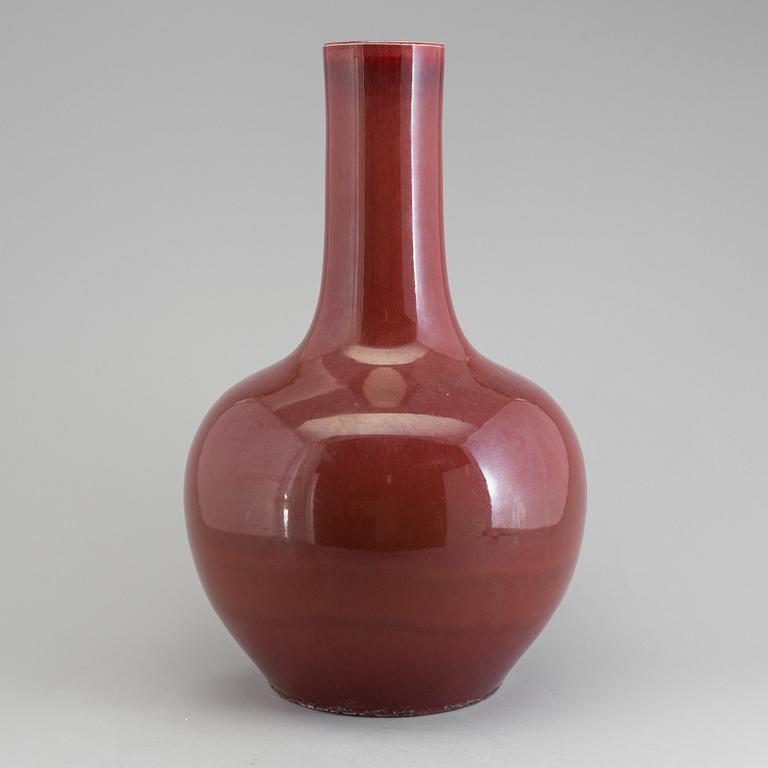 A large Chinese Sang-de-boeuf glaze porcelain bottle vase, late Qing dynasty-early 20th century.