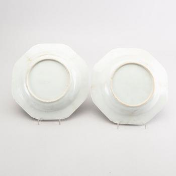 A pair of Chinese Qianlong famille rose poreclain plates.