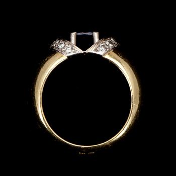 RING, guld och vitguld 18K med safir 1,90 ct och 16 st briljantslipade diamanter tot. 0,32 ct. Vikt 9,9 g.
