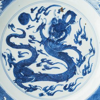 A chinese porcelain dish, Qing dynasty, Kangxi (1662-1722).