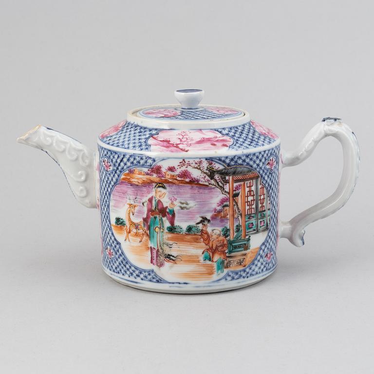 A fine famille rose tea pot with cover, Qing dynasty, Qianlong (1736-95).