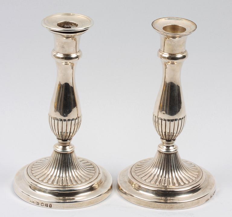 LJUSSTAKAR, ett par. Silver. Sheffield 1808.