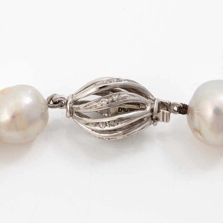 Two pearl necklaces with cultured freshwater pearls, two 18K white gold clasps set with small diamonds.