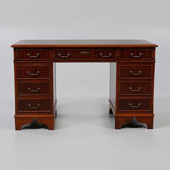 SKRIVBORD, engelsk stil, 1900-talets andra hälft.