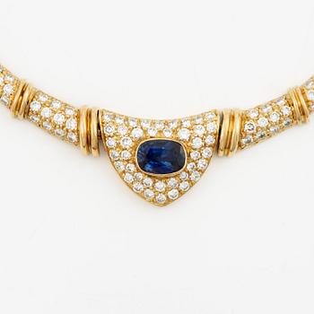 Collier 18K guld med en fasettslipad safir och runda briljantslipade diamanter.