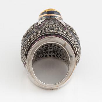 Ring vitguld med fasettslipad diamant, rosenslipade diamanter, safirer och rubiner.