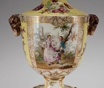 KANDELABRAR, ett par, porslin samt mässing, kungliga porslinsmanufakturen, Berlin, nyrokoko, 1800-talets andra hälft.