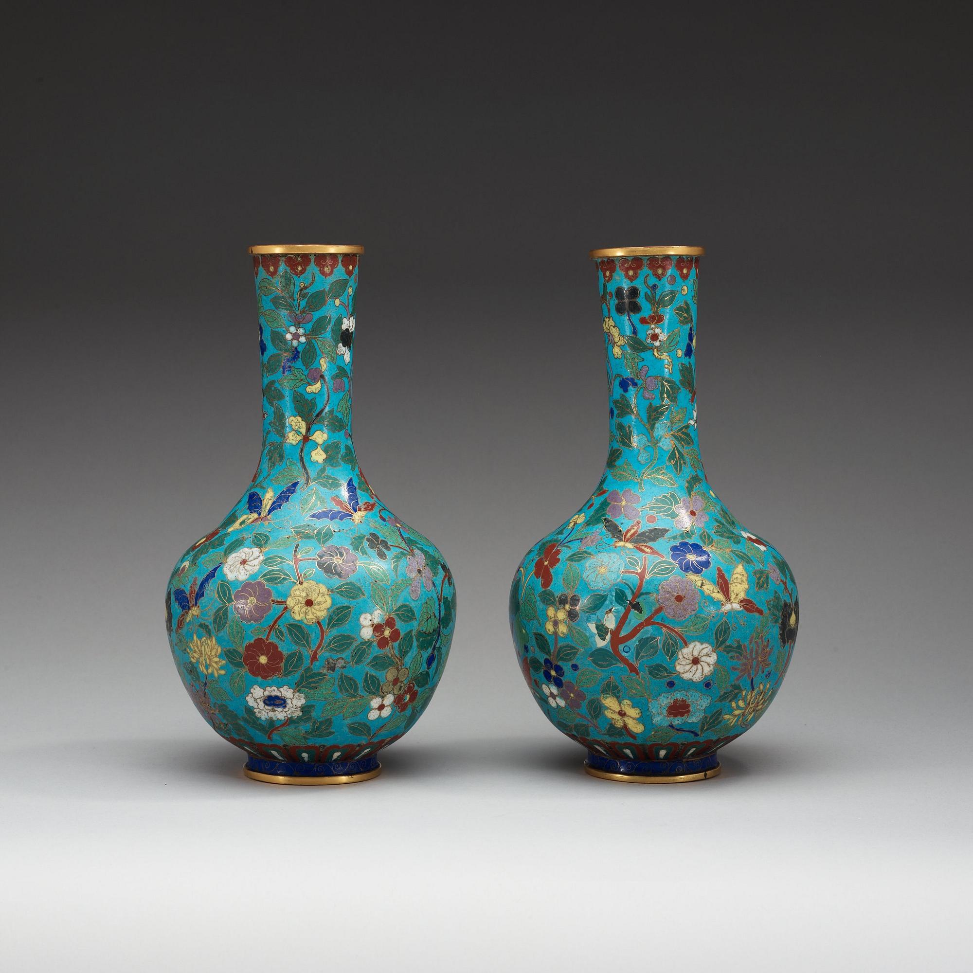 A pair of cloisonné vases, Qing dynasty.