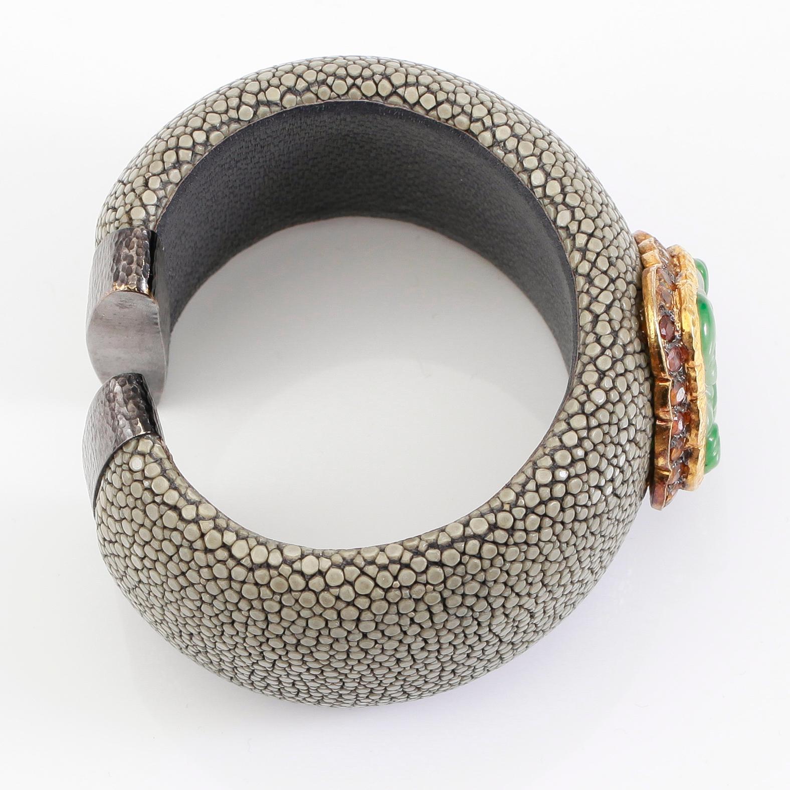 ARMRING, förgyllt silver, jade och orange safirer.