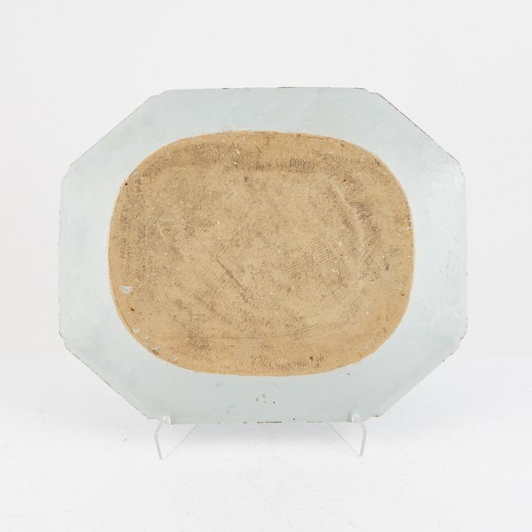 Stekfat, porslin, Kina, Qingdynastin, Qianlong (1736-95).