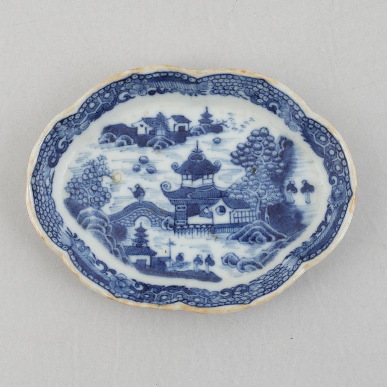 Two Chinese porcelain ladle dishes, a large dish and a small tureen with cover, Qing dynasty, Qianlong (1736-95).