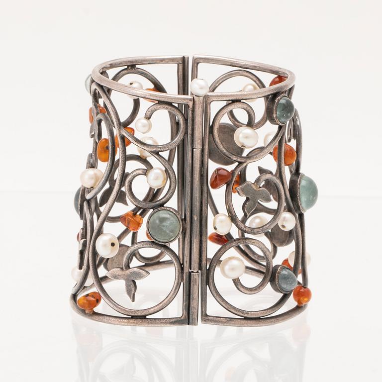 Frøydis Adele Knapstad, armband av silver med cabochonslipade akvamariner, odlade pärlor samt bärnstenarm, Bornholm.