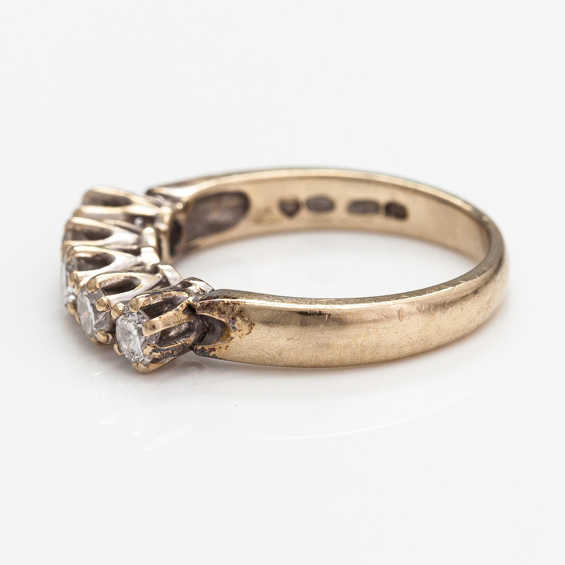 An 18K gold ring with diamonds ca. 0.40 ct in total. Harri Lahtinen, Helsinki 1988.