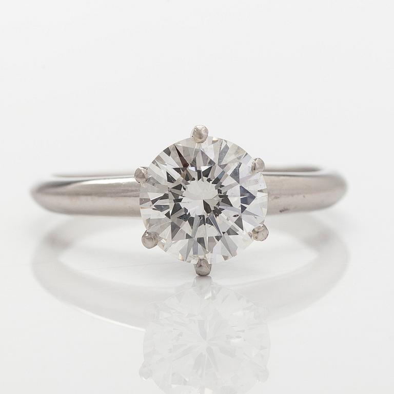 Ring, solitär, platina med briljantslipad diamant.