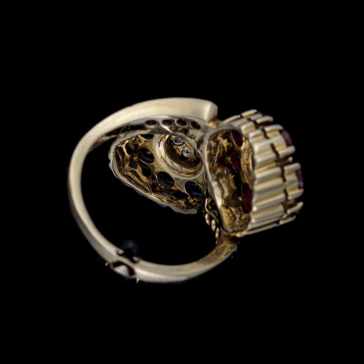 A RING. КОЛЬЦО, платина, бриллианты, рубины, сапфиры. Вес ок. 8,8 гр.