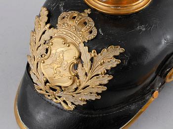 A police sword and helmet, around the year 1900.