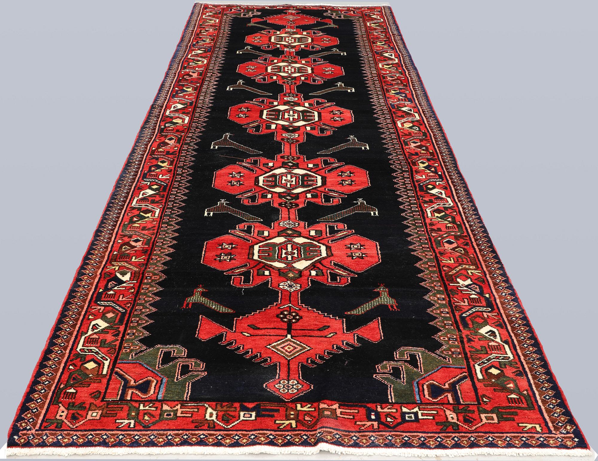 A Hamadan runner, approx. 408 x 130 cm.