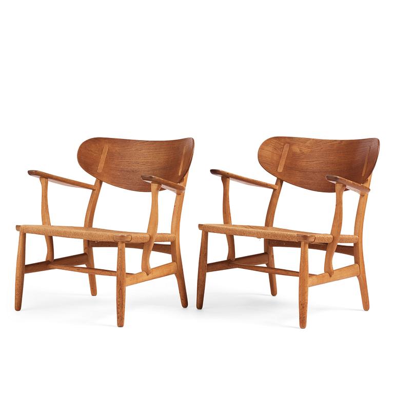Hans J. Wegner, fåtöljer, ett par, modell "CH 22", Carl Hansen & Son, Odense, Danmark, 1900-talets mitt.