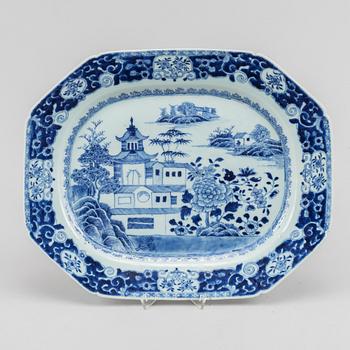 A blue and white dish and two soup dishes, Qing dynasty, Qianlong (1736-95).