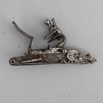 A lot comprising five powderhorn and flasks, and a flintlock. 18th and 19th Century.