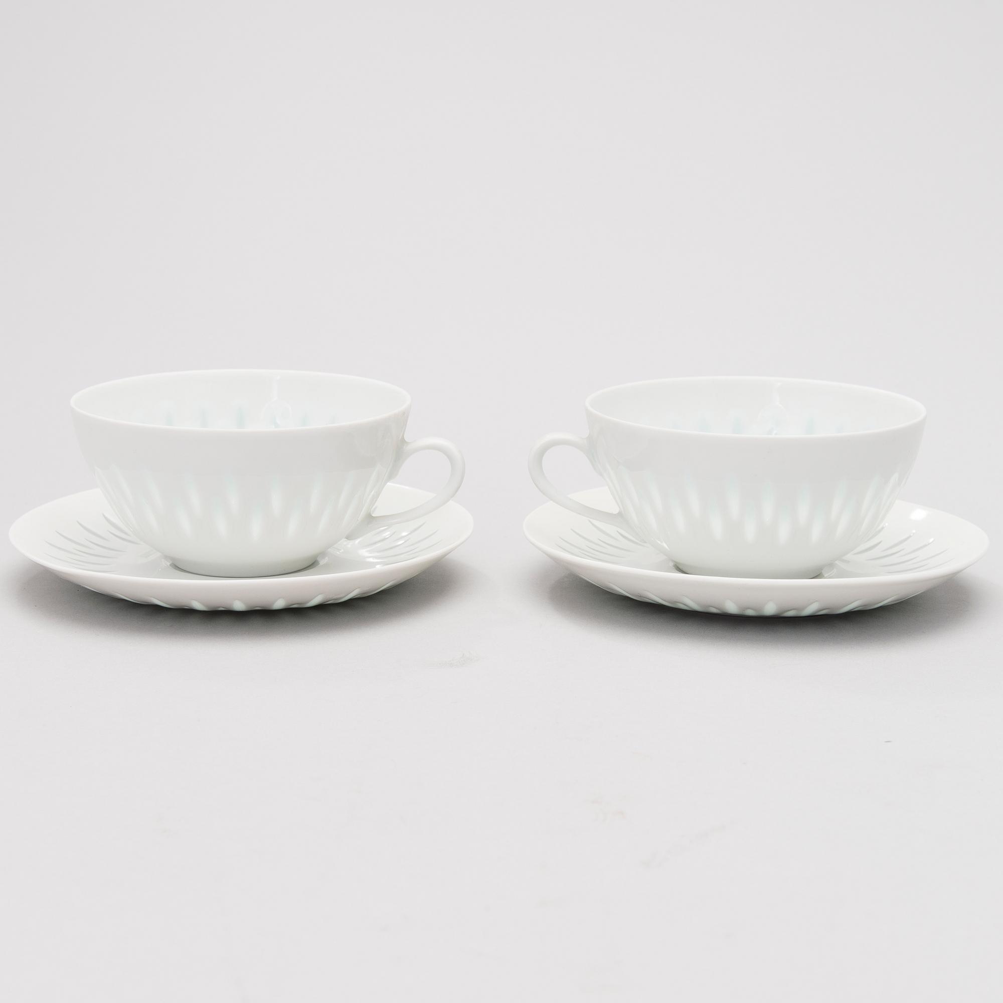 A 40-piece set of tableware in porcelain, signed F.H.Kj. Finland Arabia.