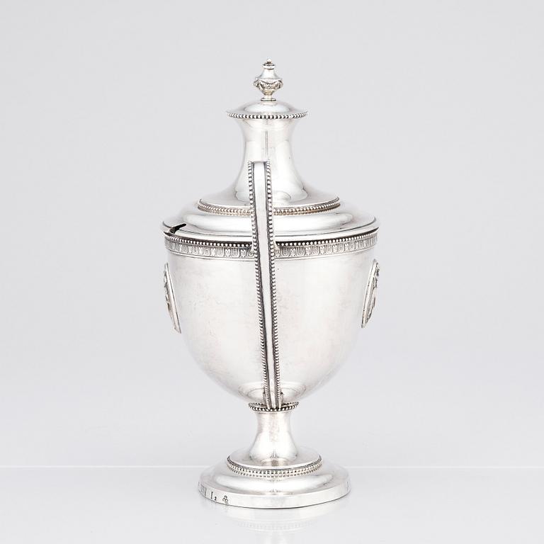 Johan Schvart, sockerskål med lock, silver, Karlskrona 1791. Strösked, silver. Gustaf Möllenborg, Stockholm 1892.