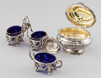 SOCKERSKRIN, 2 st, samt BORDSUPPSATS, silver, Danmark och Frankrike, 1900-tal. Vikt 600 g (exklusive glasinsatser).