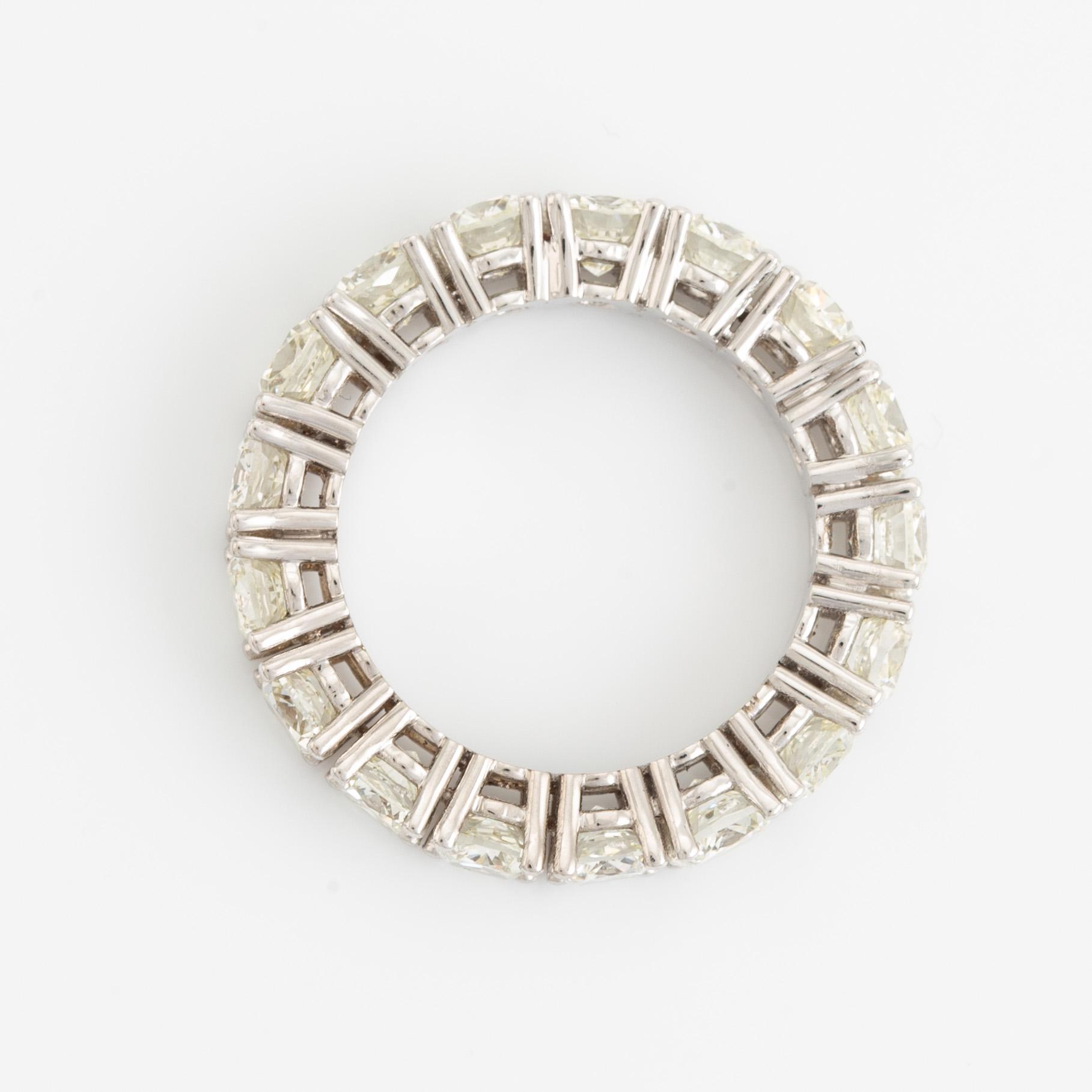 Ring helallians med cushionslipade diamanter.